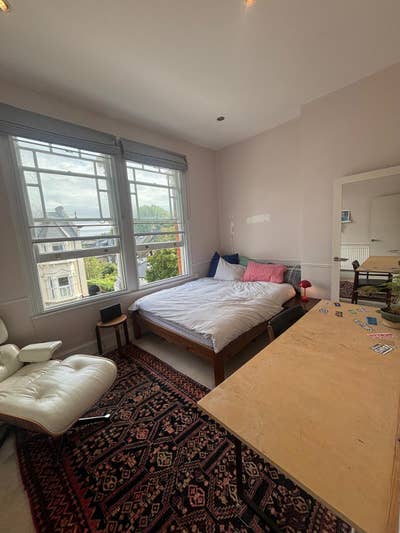 Large bright double room + private bathroom Main Photo