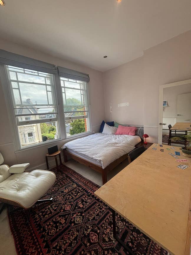 Large bright double room + private bathroom Main Photo
