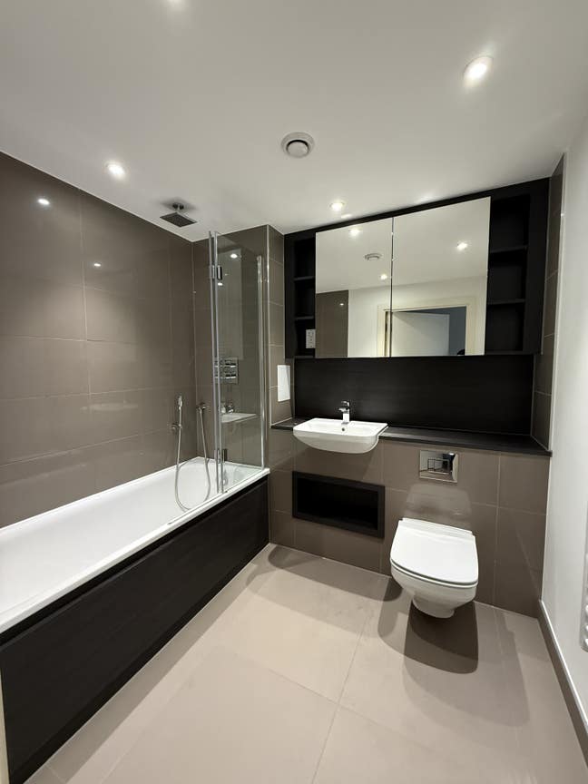Looking for Flatmate Near Greenwich Area!!  Main Photo
