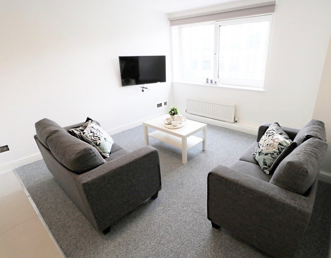 1 Double bed room in 3 bedrooms flat Main Photo