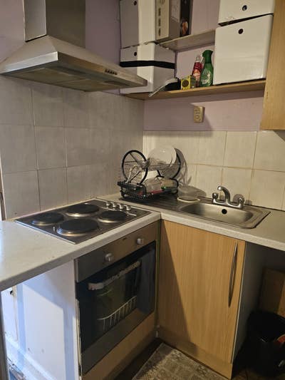 One studio flat and one double room available  Main Photo