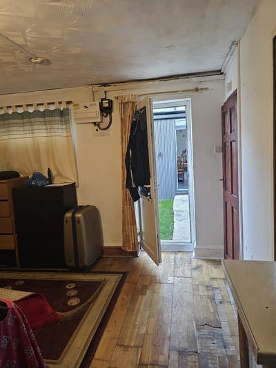 One studio flat and one double room available  Main Photo