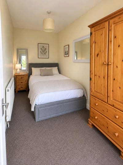 Spacious Furnished Double Room – Quiet Cottage-Sty Main Photo