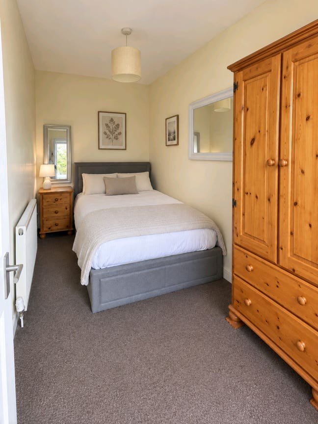 Spacious Furnished Double Room – Quiet Cottage-Sty Main Photo