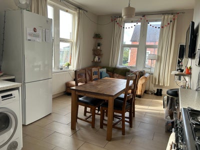 Double room in friendly shared house Main Photo