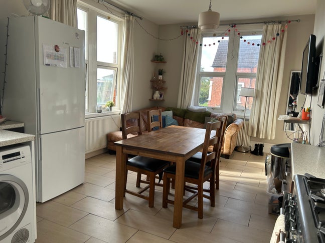 Double room in friendly shared house Main Photo