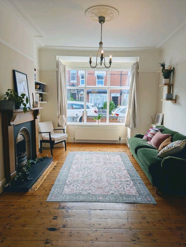 Spacious Double Room with Private Living Room Main Photo