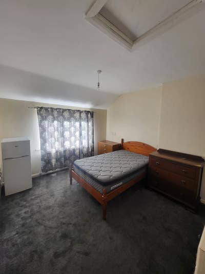 Large Room Main Photo