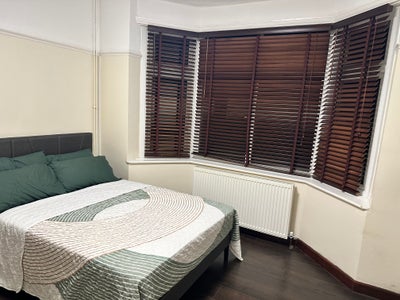 Cozy double bed room close to General Hospital  Main Photo