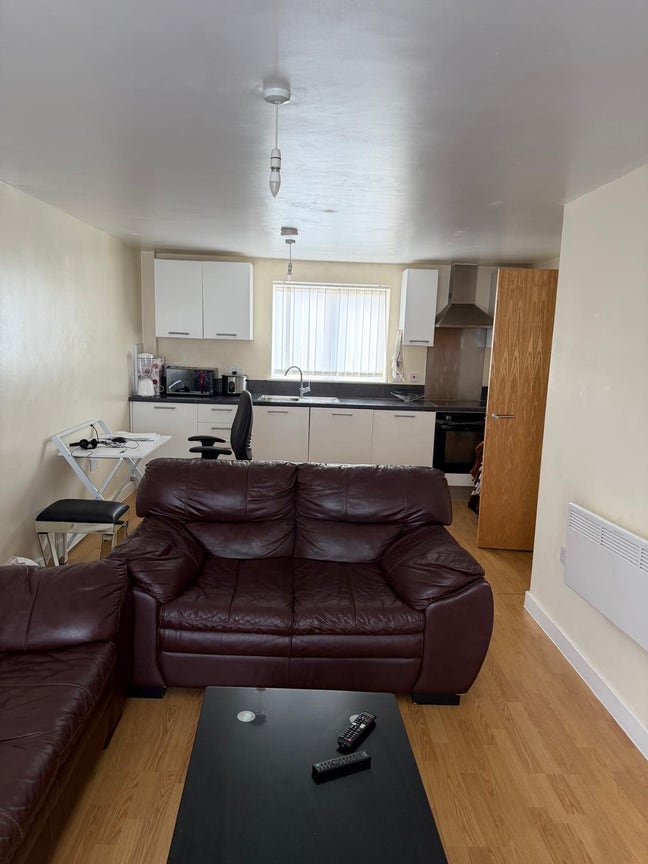 Conveniently Located Room in Peterborough – Shops  Main Photo