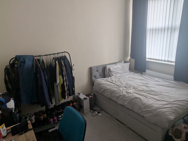 Downstairs double room in cozy house  Main Photo