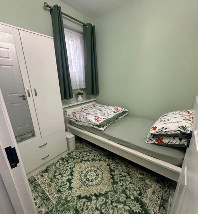 Single Bedroom &pound;495for Female Barking  Main Photo