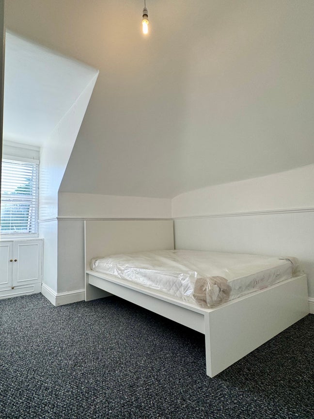 Double bed near Thornton Heath Station -Bills Inc Main Photo