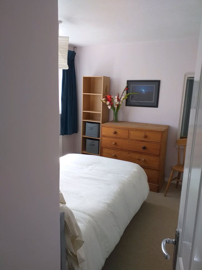 Large single room in quiet Close Main Photo