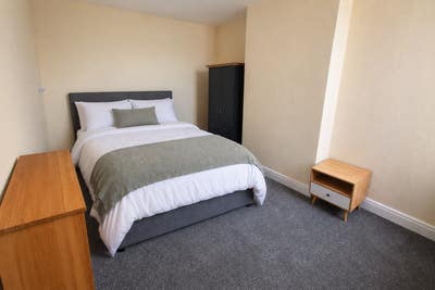  Large Double Room Close to Town – Bills Included Main Photo