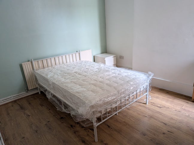 Spacious Double Room – London City Airport, 2 Min  Main Photo