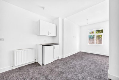 5 Stylish Rooms | 3 En-Suites | Bills Included Main Photo