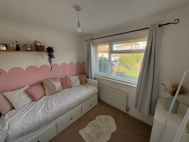 Beautiful room in spacious bungalow!  Main Photo