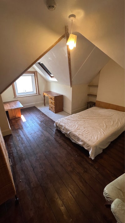 Lovely attic wood room, views, 2 available  Main Photo