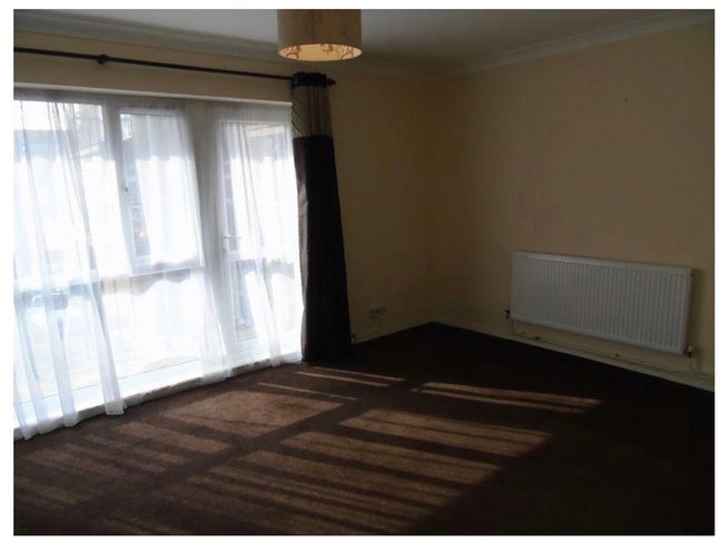 3 bedroom flat 5 mins walk lister hospital  Main Photo