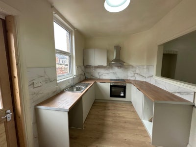🏡 Newly Refurbished 2-Bedroom Property Main Photo