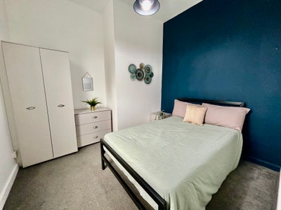 Modern Room in the Centre of Huddersfield Main Photo
