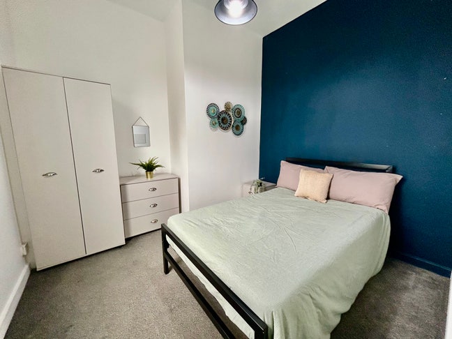 Modern Room in the Centre of Huddersfield Main Photo