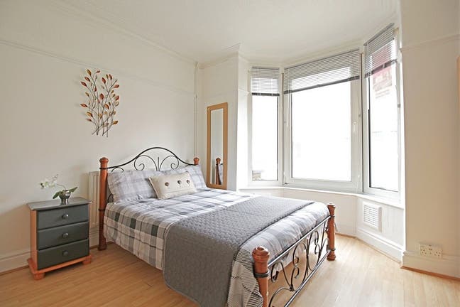 🏡 Spacious Double Room!  📶 High-Speed WiFi  Main Photo