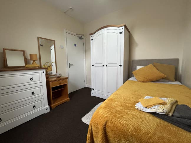 Comfortable Room in a Quiet Professional House Main Photo