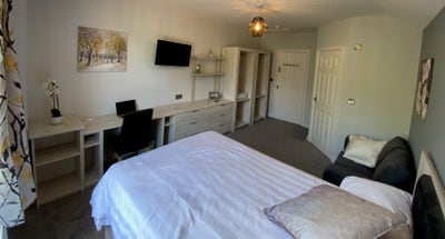 🚨City Centre En Suite / Custom Furniture🚨 Main Photo