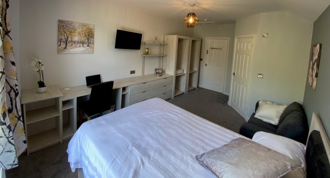 🚨City Centre En Suite / Custom Furniture🚨 Main Photo