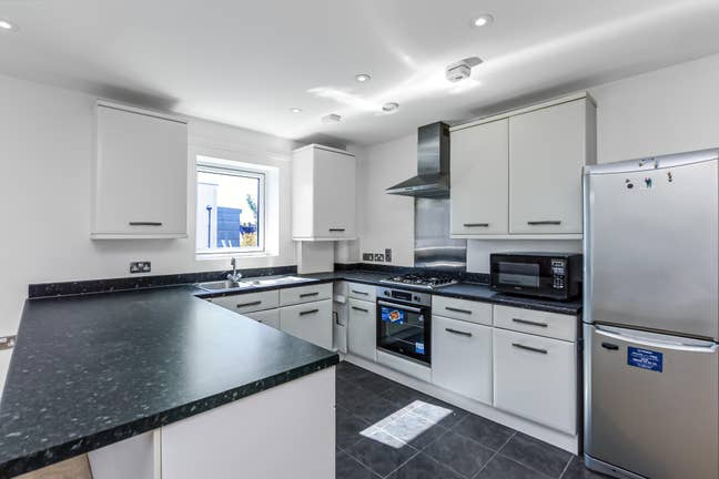 Bright 2 Bed 2 Bath Mins to Harrow Station Main Photo