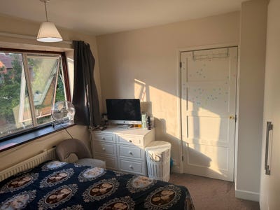 Spacious Double Room with Parking & Garden  Main Photo