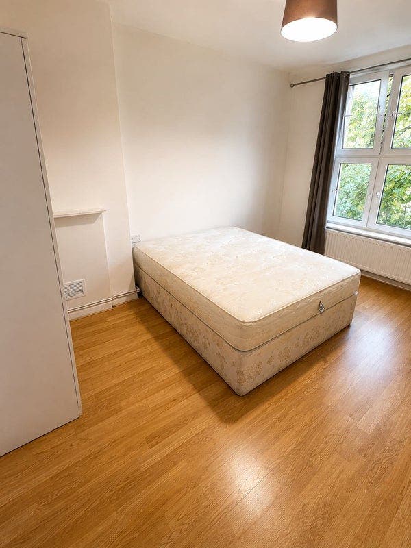 Beautiful & Spacious Bedroom in Clapham Main Photo