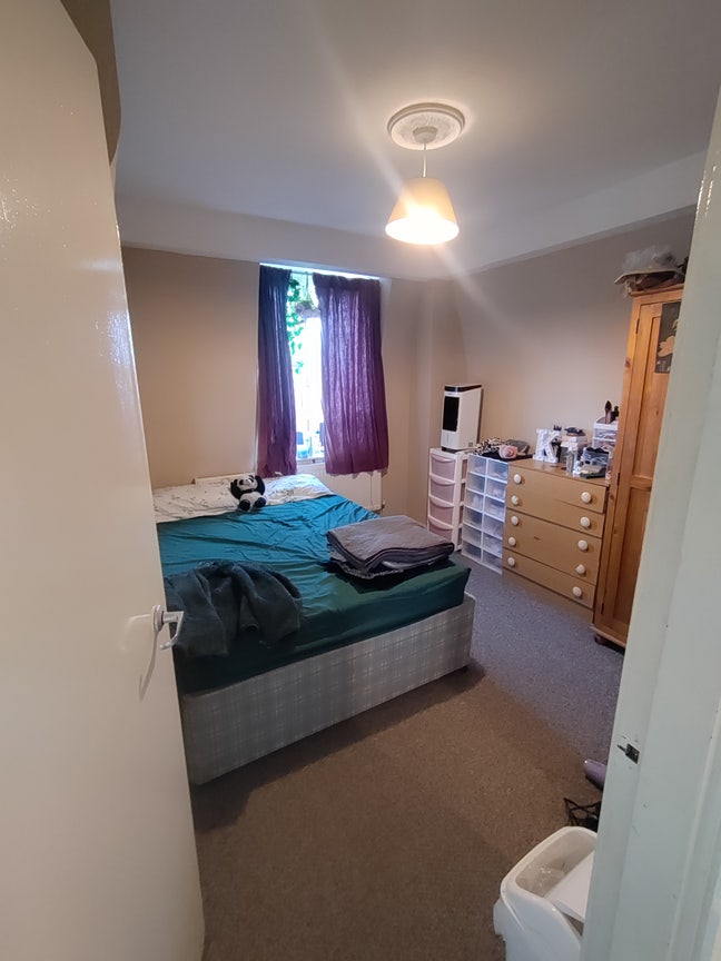 1 bedroom available in a 2 bedroom in kennington Main Photo