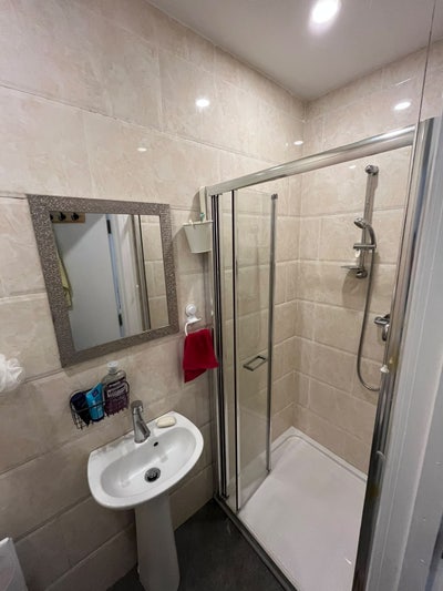 Spacious Shared Room Available Main Photo