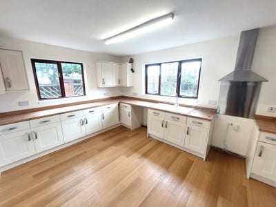 Spacious 4 bed property in Coalville for &pound;1100PCM Main Photo