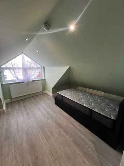 Newly refurbished top floor en-suite room  Main Photo
