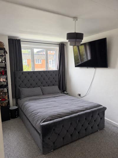 Large Furnished Room with King Bed & Smart TV Main Photo