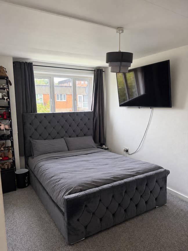 Large Furnished Room with King Bed & Smart TV Main Photo