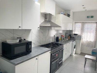 Spacious Furnished Double Room – Edmonton, N18  Main Photo
