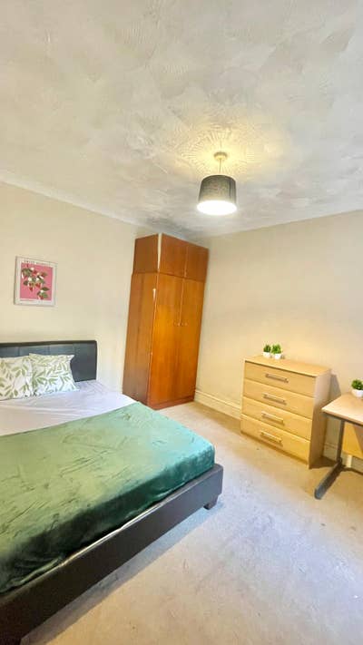 Spacious Dbl room, by bus stops and shops  Main Photo
