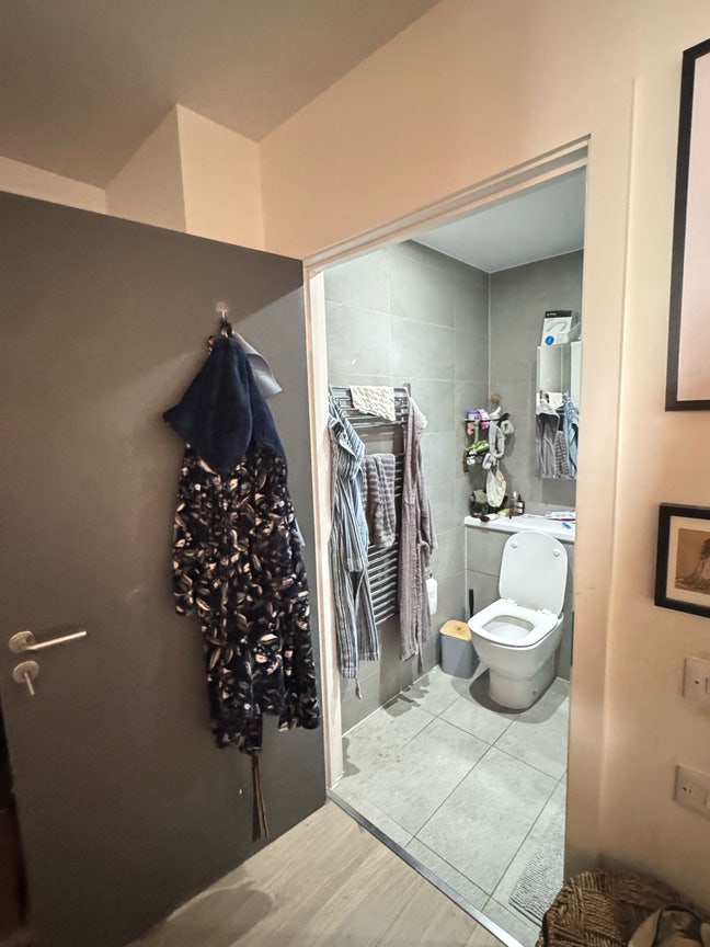 1 large double bedroom with ensuite available  Main Photo
