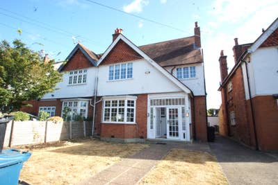4 bed house  available to rent in Pinner Ha5 Main Photo