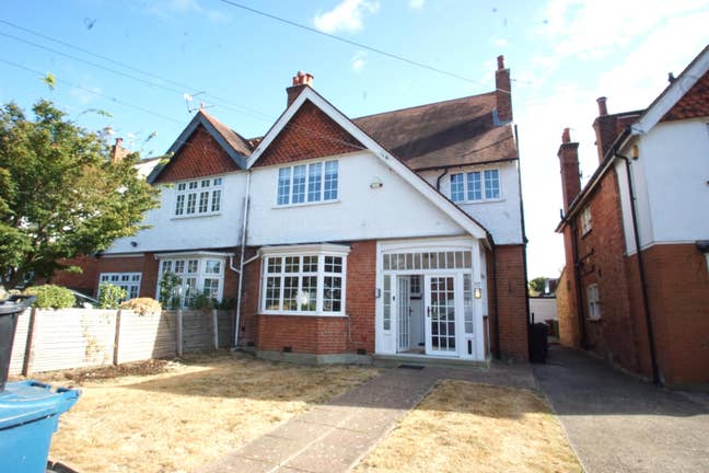 4 bed house  available to rent in Pinner Ha5 Main Photo
