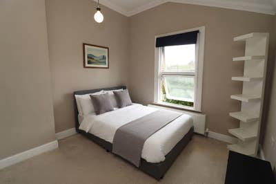 Double room in a residential area by Acton central Main Photo