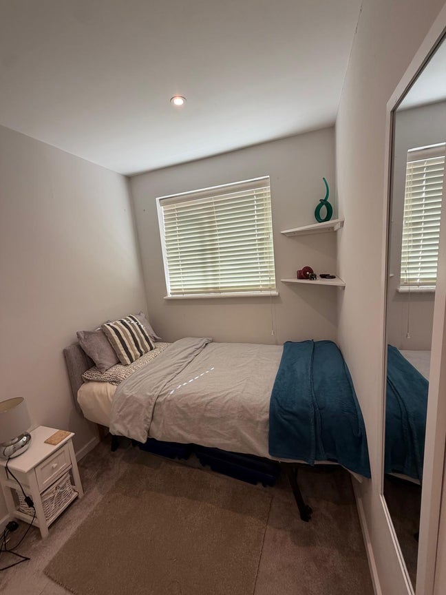 Single Room Available - Excellent Location Main Photo