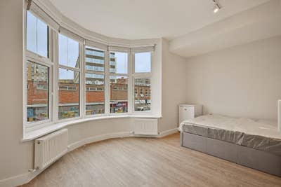 Modern HMO comprising of 8 ensuite rooms Main Photo