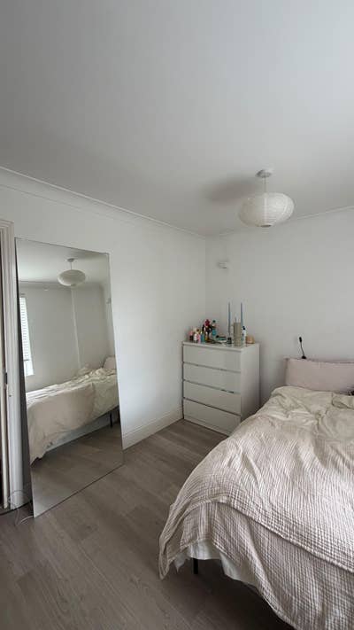 Large Double Room w/ Ensuite Bathroom [female] Main Photo