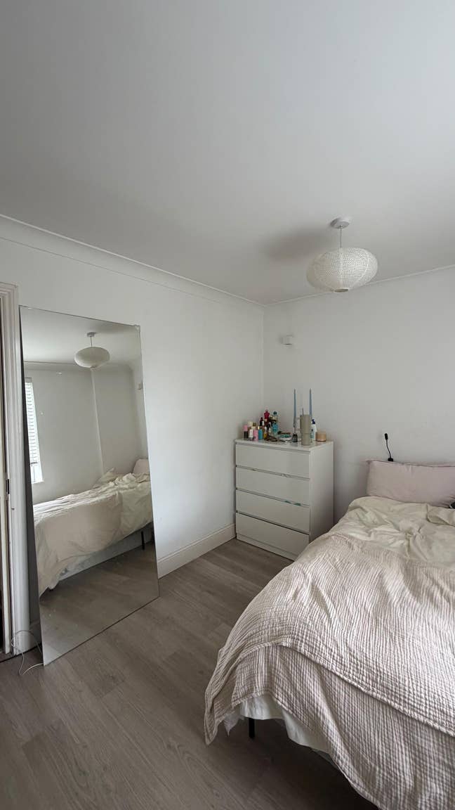 Large Double Room w/ Ensuite Bathroom [female] Main Photo